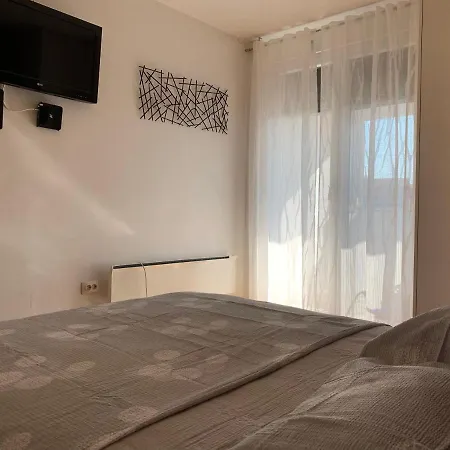 By The Center Apartment *