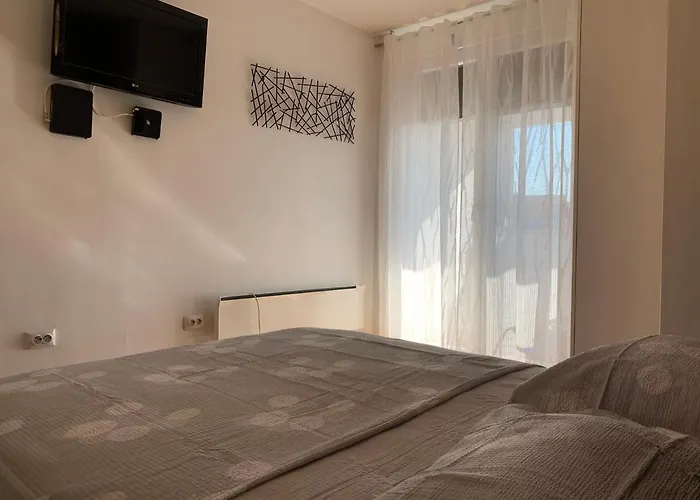 By The Center 아파트 *