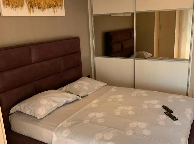 By The Center 아파트