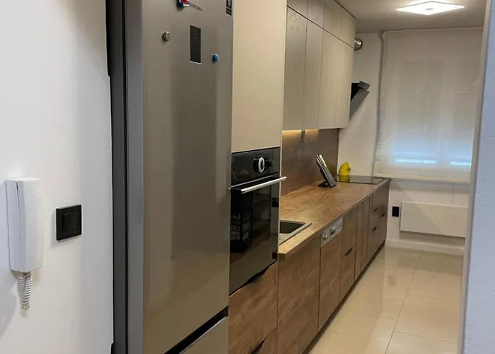 By The Center 아파트 *