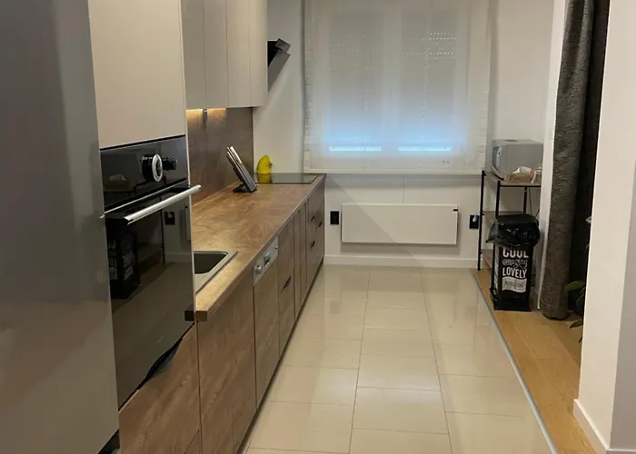 By The Center 아파트 *