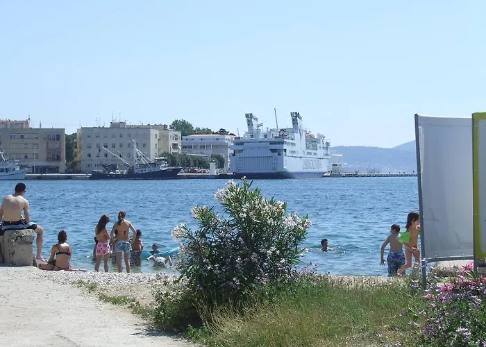 By The Center 자다르